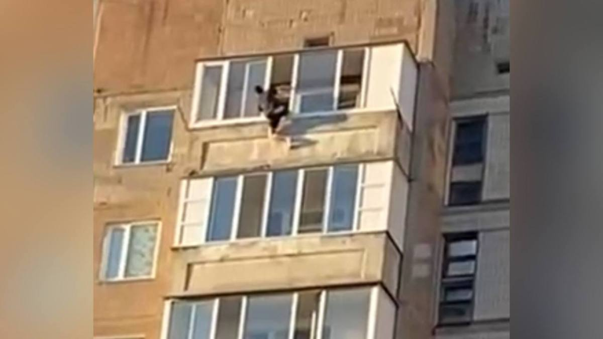 Қарағандыда ер адам тоғызыншы қабаттан секірмек болды