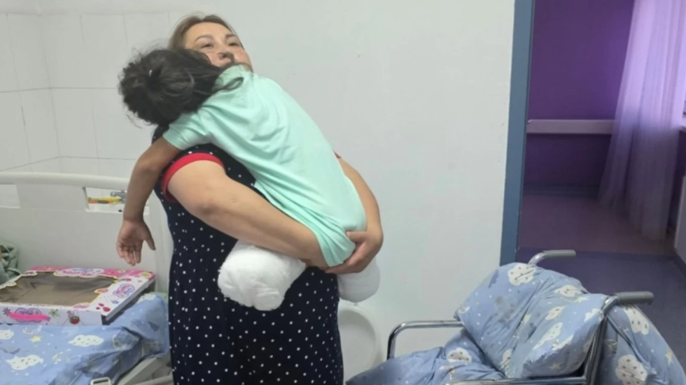 "Мүлдем ұйықтамайды": Автобус апатынан кейін аяқсыз қалған бүлдіршіннің жағдайы айтылды