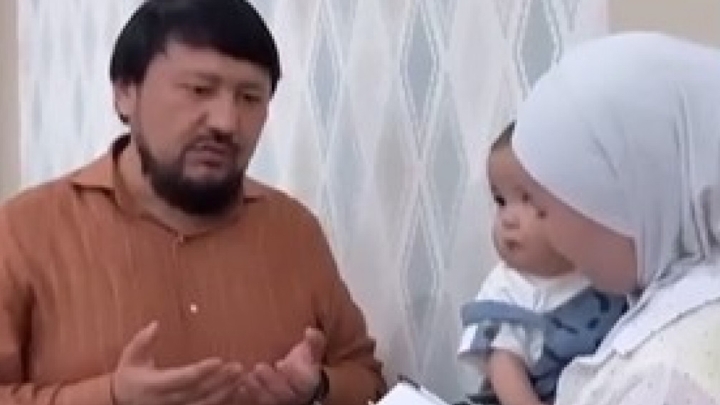 «Нөміріңді айтшы, жалмауыз, түріңнің атасына нәлет»: Мұхамеджан Тазабек такси жүргізушісімен жанжалдасқан әйелге бата берді