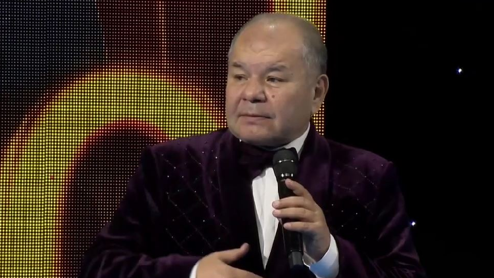 "Сахнадан шеттету керек": Уәлибек Әбдірайымовтың басы дауға қалды 