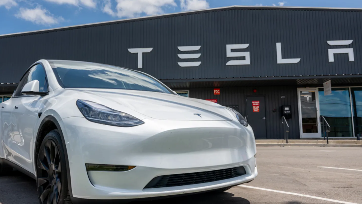 Tesla кейінгі он жылда болмаған дағдарысқа түсті