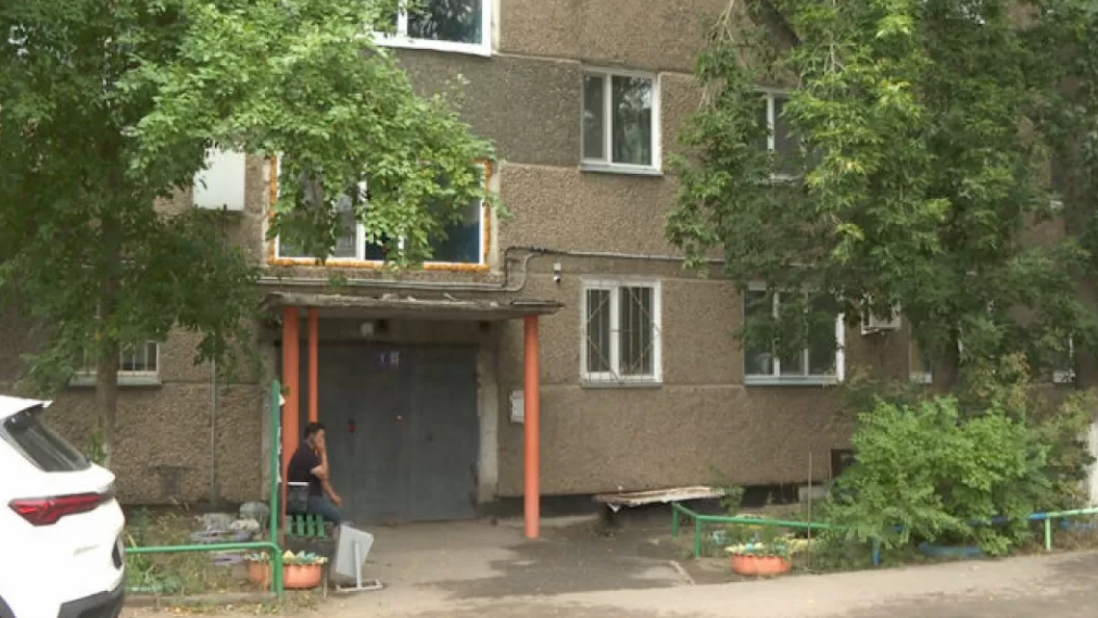 Павлодарда екі баласын терезеден тастап жіберген әйел жазылып шықты