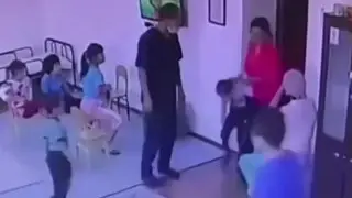 Атырауда тәрбиеші мүмкіндігі шектеулі баланы ұрып соқты (ВИДЕО)