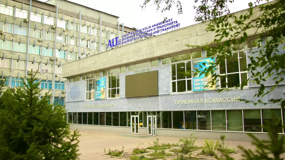 Алматыдағы университетте сұмдық жағдай: Студент мұғалімді пышақтады (ВИДЕО)