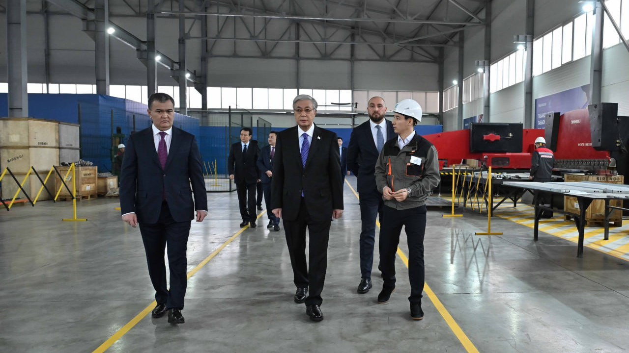 Қасым-Жомарт Тоқаев елордадағы Tausogar зауытын аралады