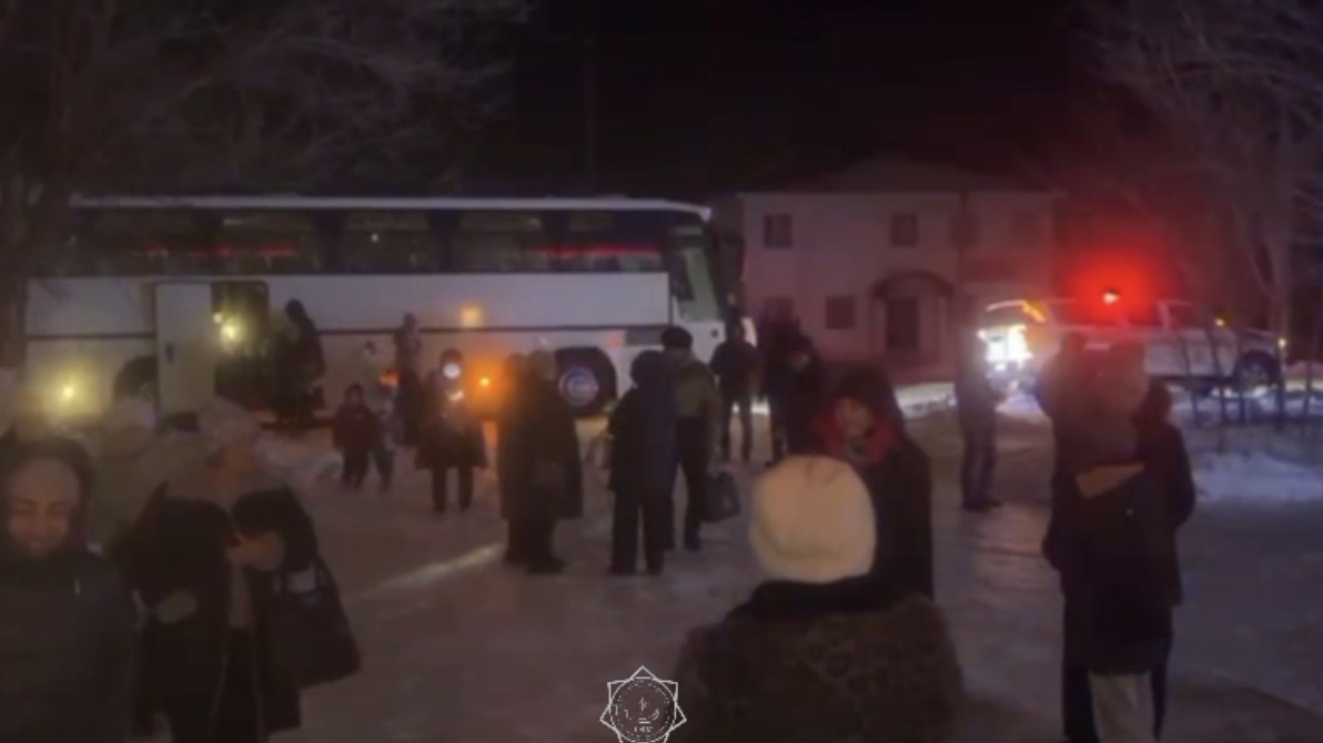 Абай облысы тас жолында төтенше жағдай: 35 адам эвакуацияланды (ВИДЕО)