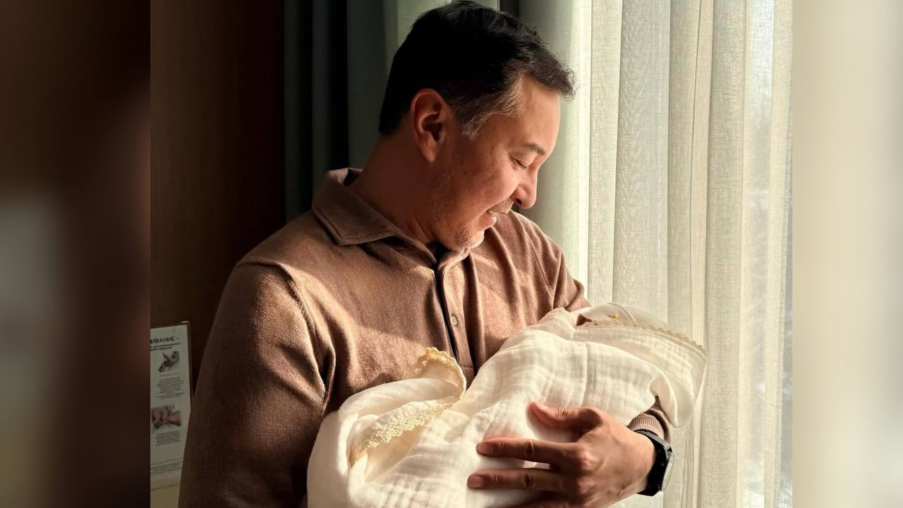 "Қош келдің, Айя-Сафия": Ақан Сатаев екінші әйелінен қызды болды (ФОТО) 