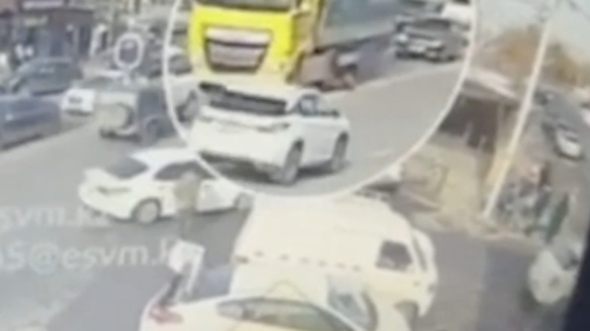 Алматыда жолдан өтіп бара жатқан ер адамды жүк көлігі қағып кетті (ВИДЕО)