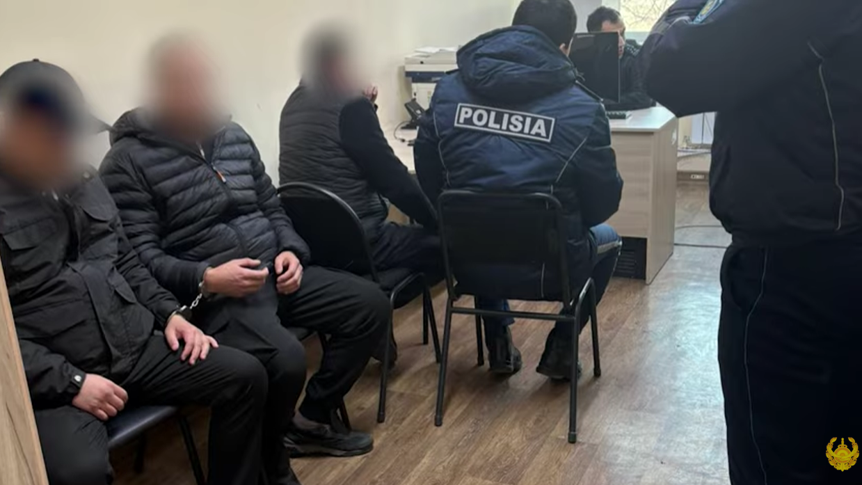  Алматыда адам ұрлап бара жатқан үш ер адам ұсталды (ВИДЕО)