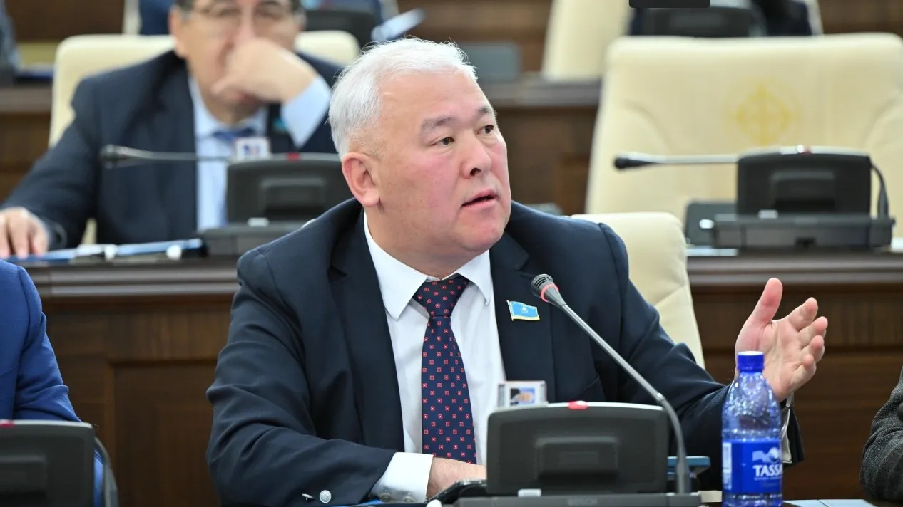 "Неге жалған ақпар бересіз?": Мұрат Әбенов вице-министрге дауыс көтерді