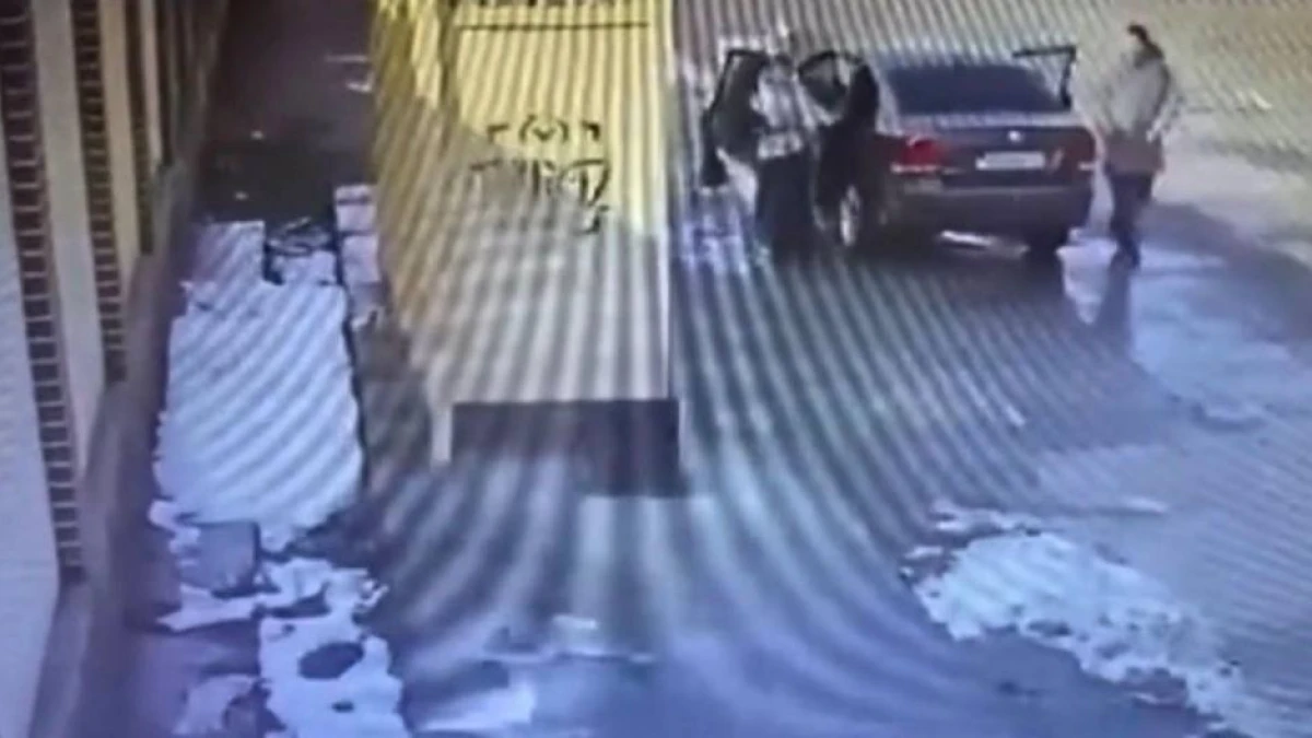 Таразда ер адамдар 13 жастағы қызды аялдамадан ұрлап кетпек болған (ВИДЕО)
