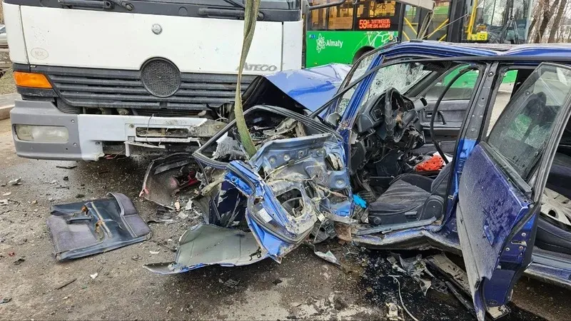 Алматыда жантүршігерлік жол апаты: 20 жастағы жігіт көз жұмды 