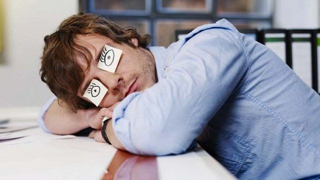 Жұмыста заңды түрде кімдерге ұйықтауға болады?