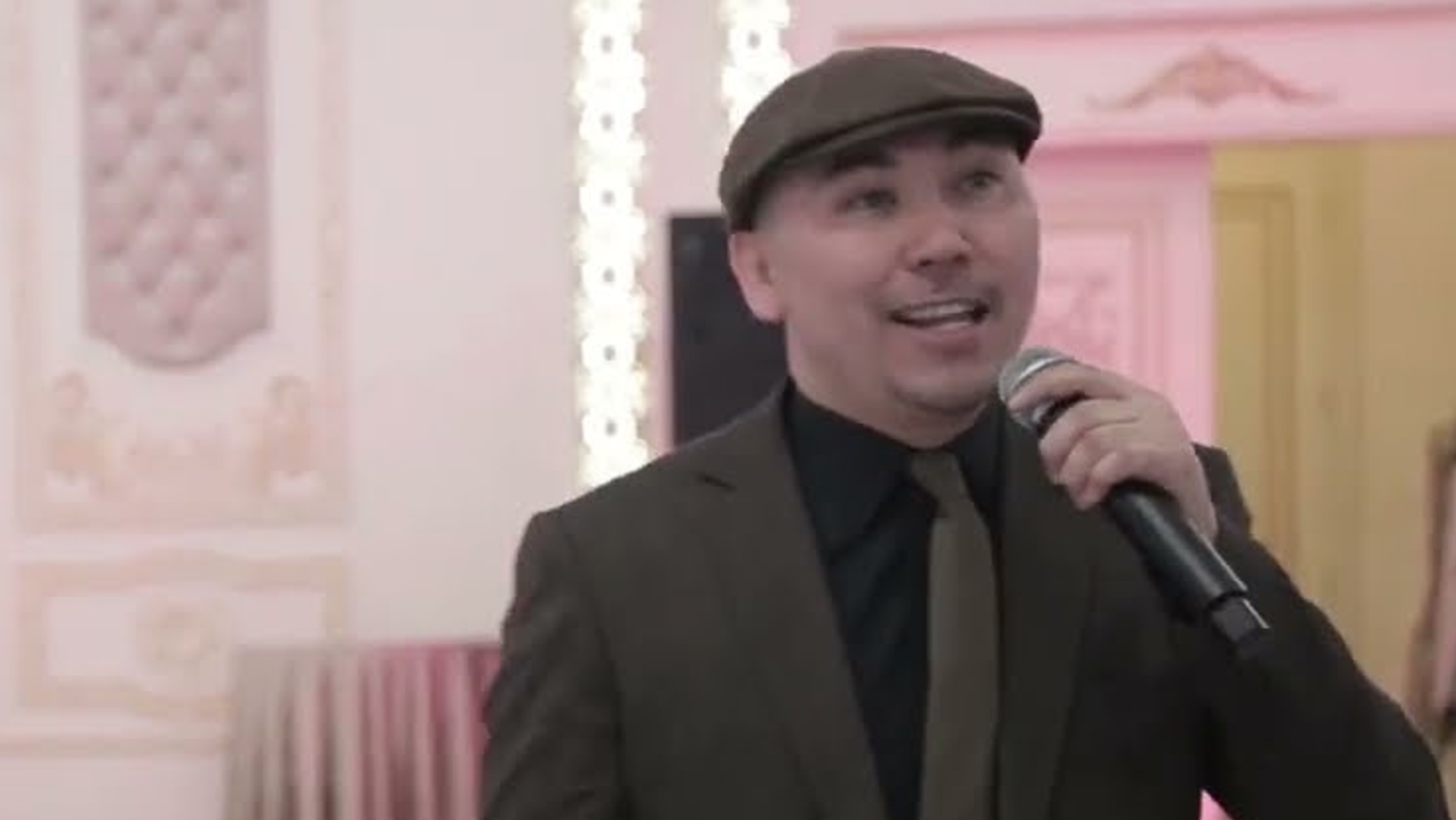 «Барғандар қайта алмай қалсын»: Қажылыққа барған асаба жұрттың қарғыс жазып жатқанын айтты