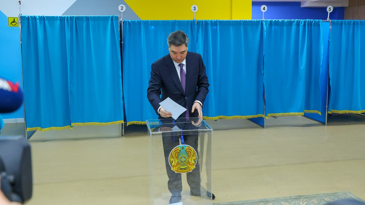 Шенеуніктер мен танымал тұлғалар жаңа Конституция бойынша дауыс берді