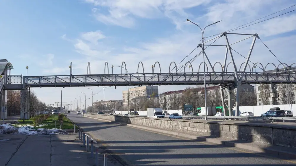 Алматыда ер адам көпірден құлап қаза тапты 