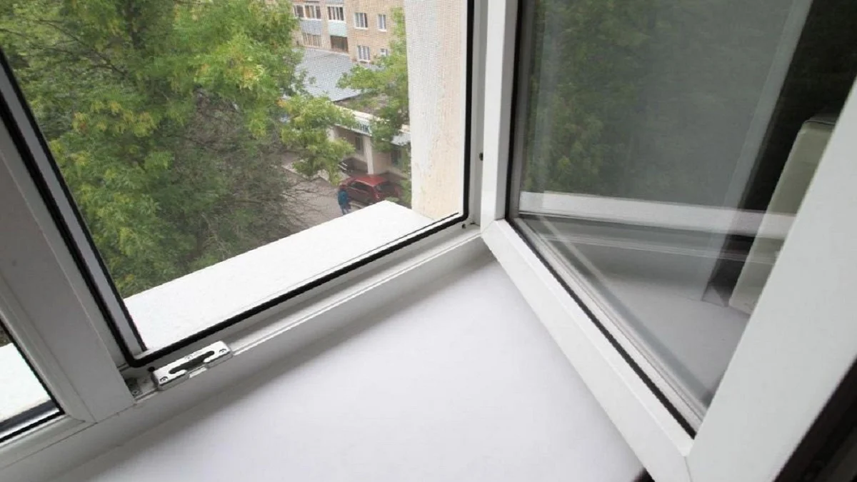 Қостанайда 15 жастағы қыз терезеден құлап қаза тапты 