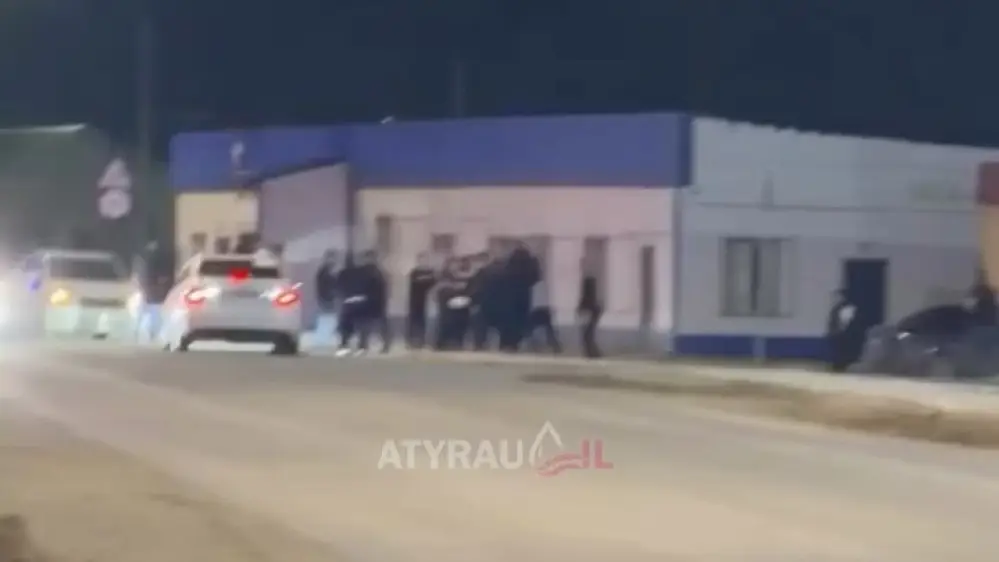 Атырау облысында бір топ жігіт екі полицейді әбден соққыға жыққан (ВИДЕО) 