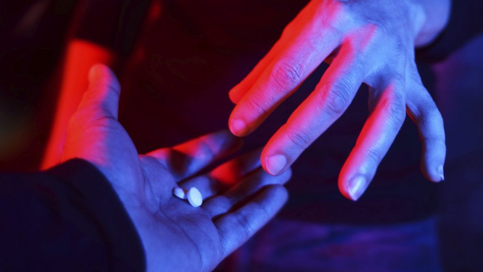 Алматыдағы элиталық түнгі клубтың қызметкері есірткі сатқаны үшін ұсталды