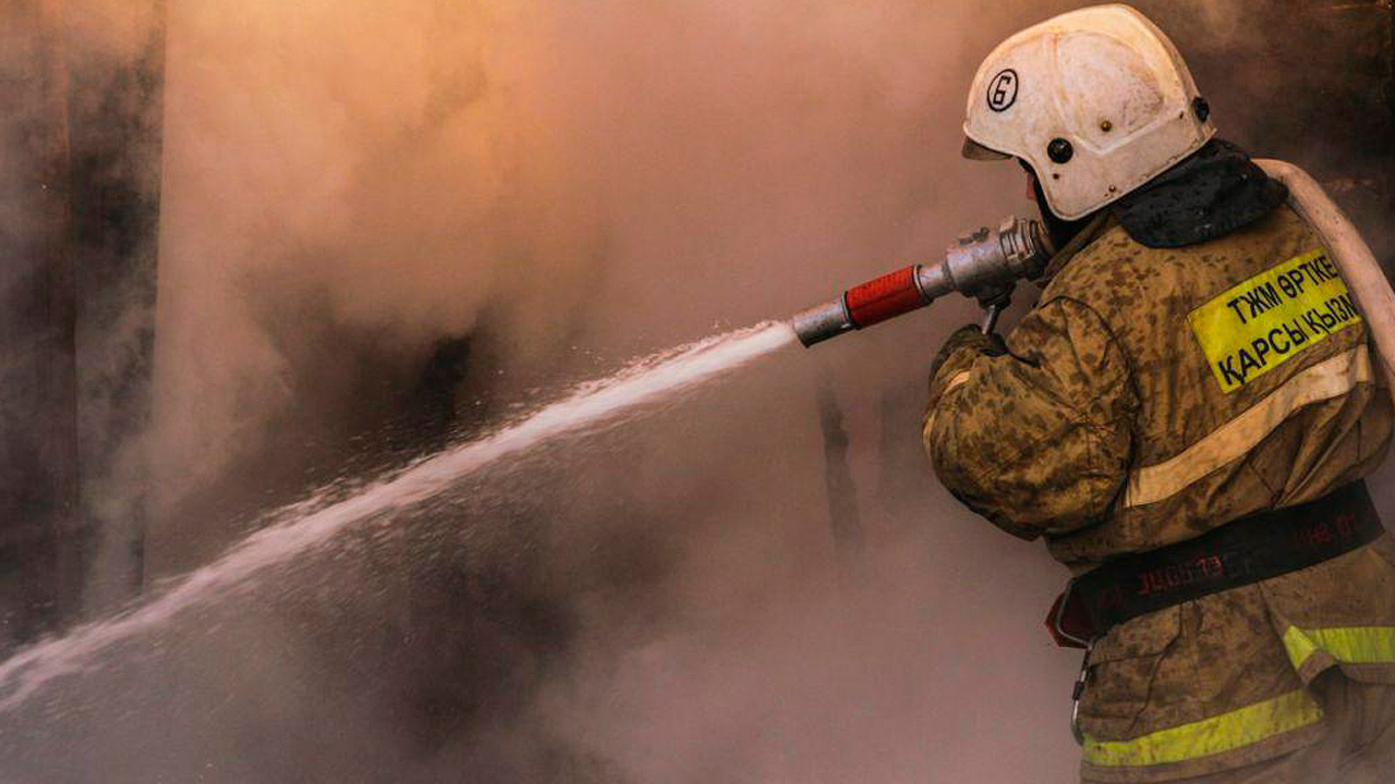 Ақтауда көпқабатты үйден өрт шығып, бір адам ауруханаға түсті