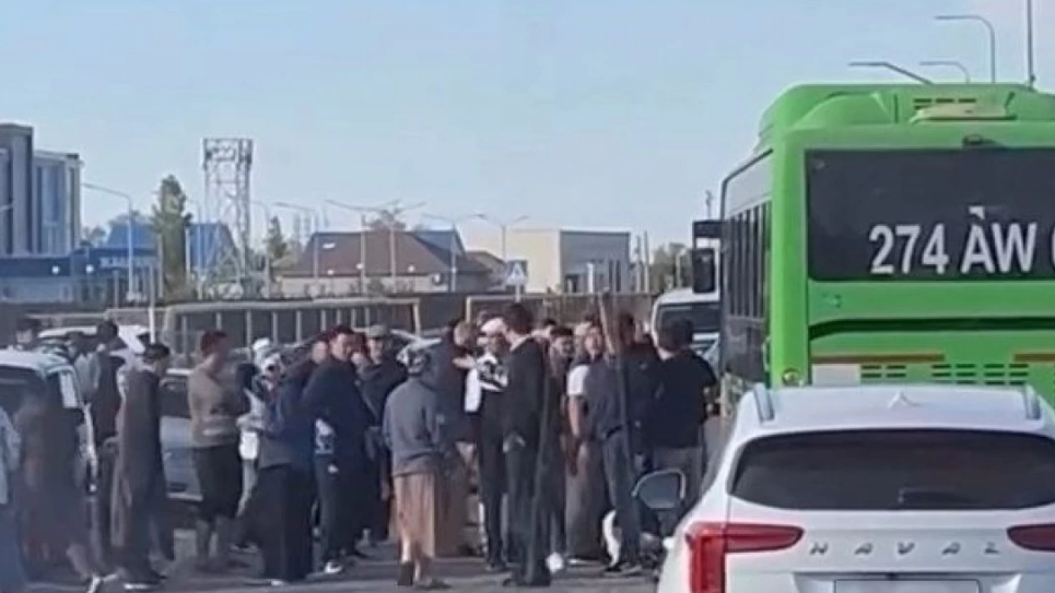 Атырауда 8 жасар баланы автобус басып кетті