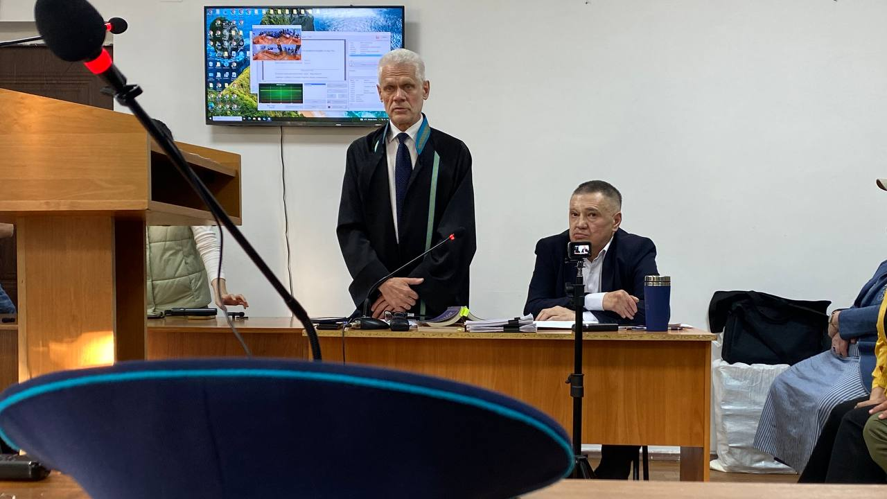 «Мен заңды білемін»: Оразалы Ержановтың соты басталды