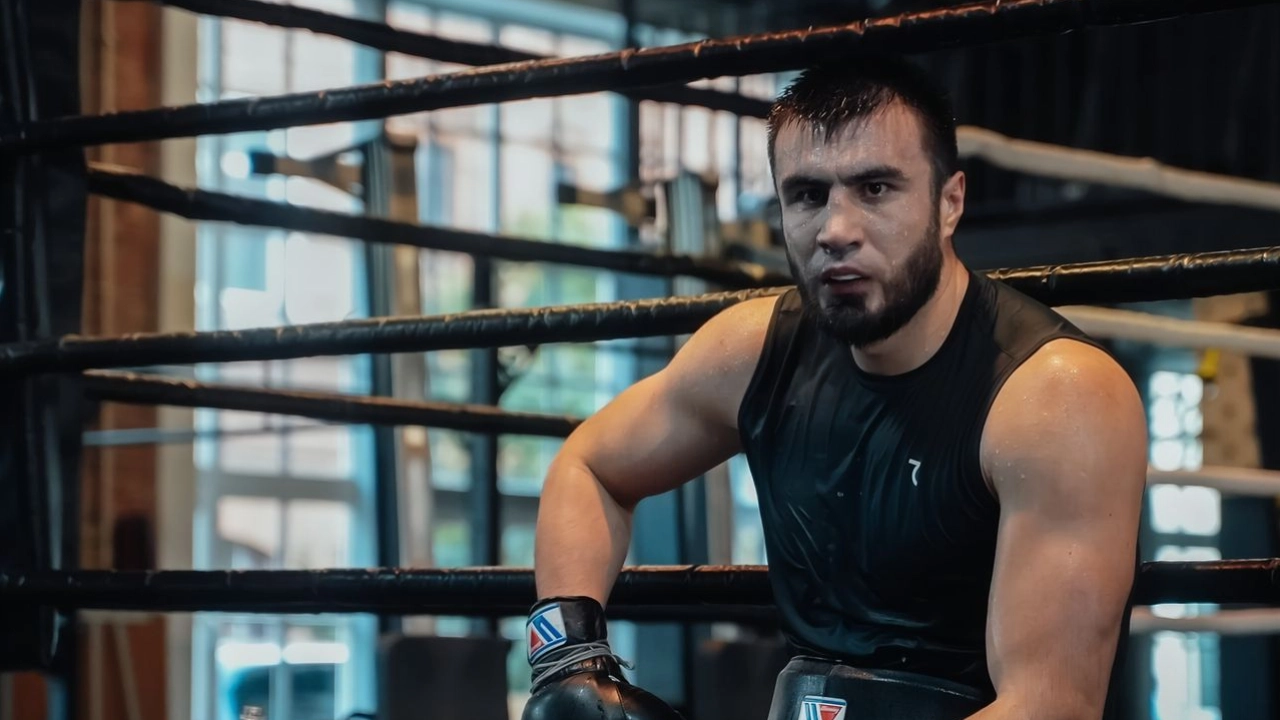 Манчестер төріндегі үлкен бокс: "Үлкен өзбектің" жаңа жекпе-жегі қашан өтеді