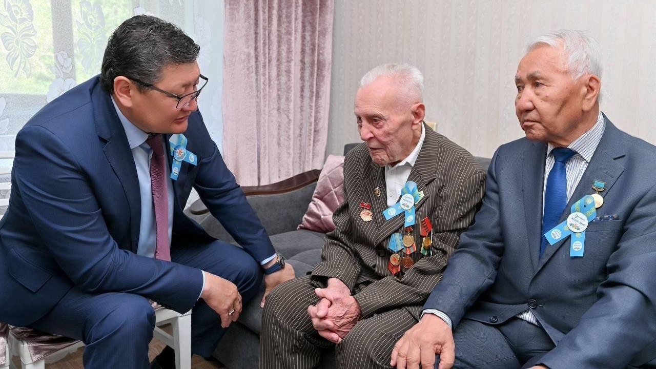 Мерекелік құттықтау Мәскеуге жетті: Абай облысының жалғыз майдангеріне құрмет көрсетілді