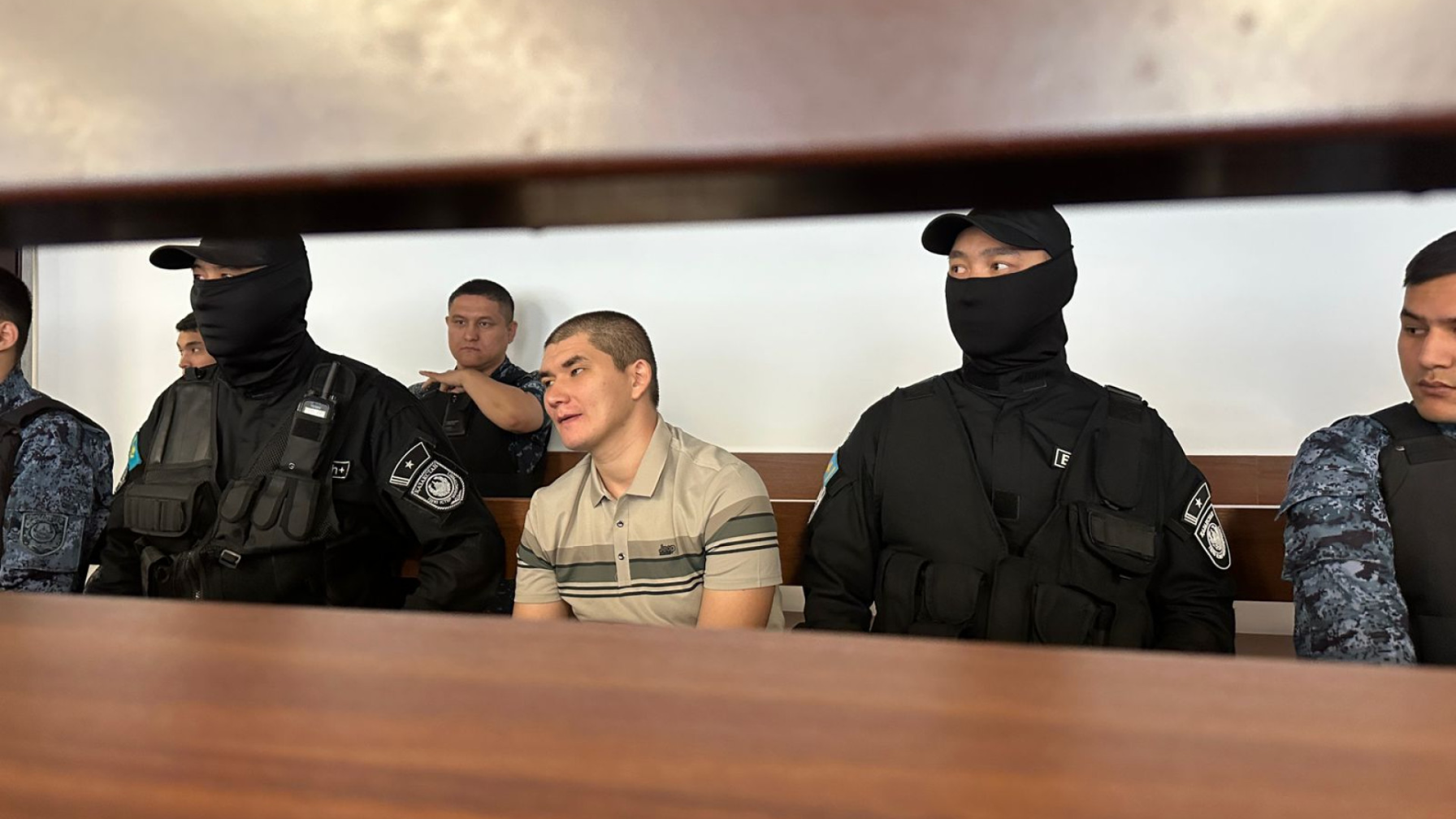"Мықты бол!": Сұлтан Сәрсемәлиевтің анасы сотта ұлына үн қатты