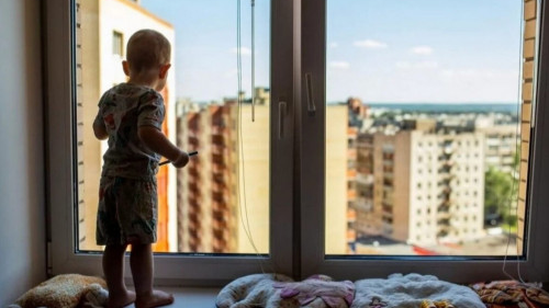 Қарағанды облысында бір күнде екі бала терезеден құлап кетті