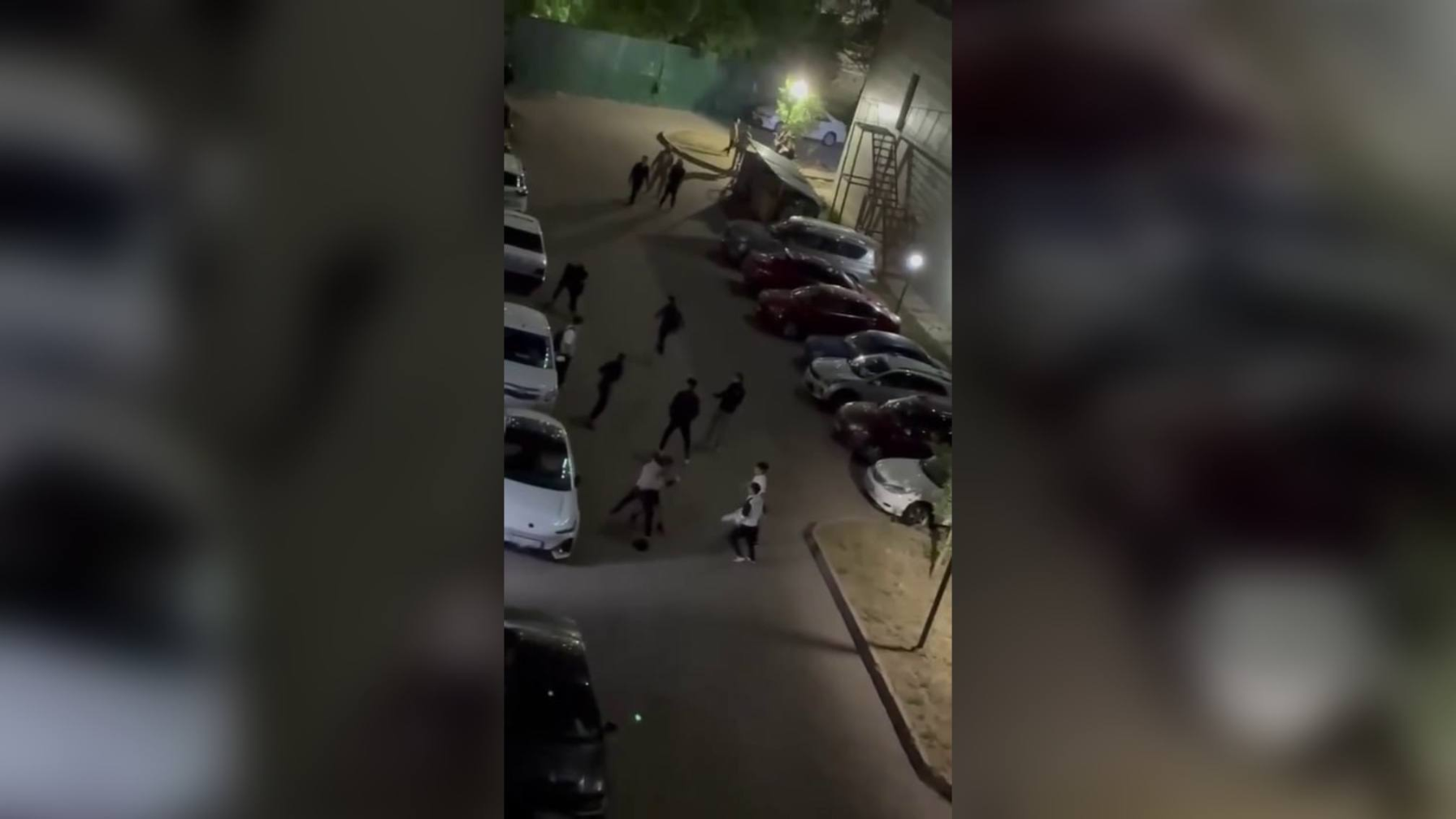 Астанадағы жаппай төбелес: Бір топ адам жерде жатқандарды аяусыз сабады (ВИДЕО)