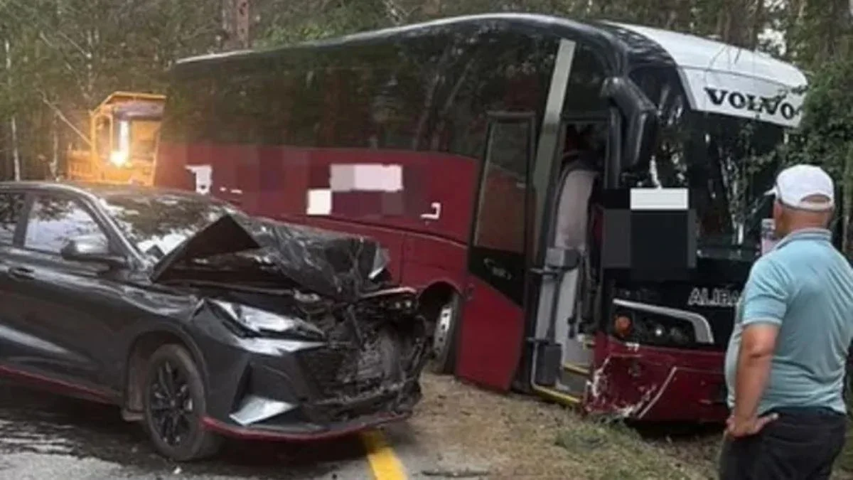Бурабайда жолаушылар автобусы ағашқа соғылып, 11 адам жарақат алды 