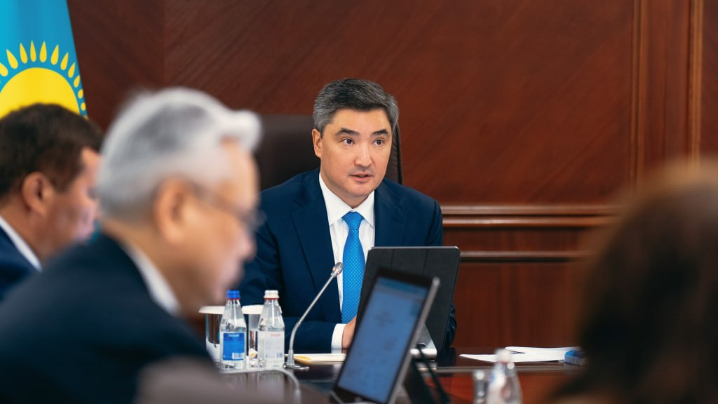 Бектенов взял на контроль обновление железнодорожного транспорта
