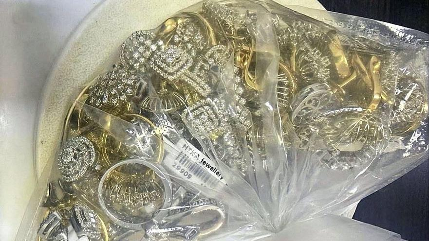 "Құрық" бекетіндегі тосын жағдай: 61 жастағы әйел денесіне 34 әшекей тығып өтпек болған