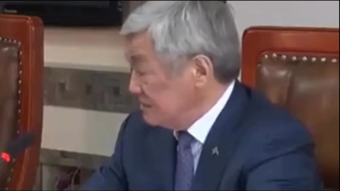 "Орысша сөйлеуді талап еткендерге осылай жауап беру керек": Желіде "Small" дүкеніндегі даудан кейін ескі видео тарады