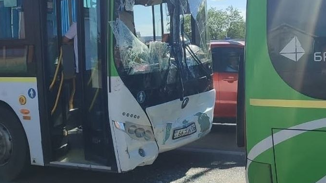 Шесть человек пострадали в аварии с автобусами в Атырау
