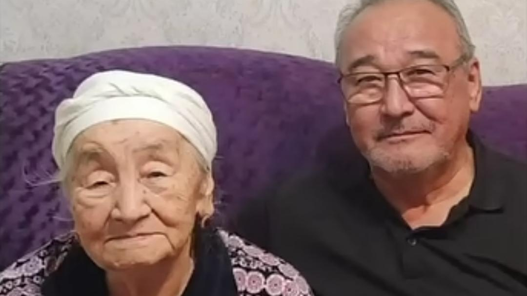 «Қайғы бөліссе азаяды»: Нұрлан Өнербаев марқұм анасына арнап жүрек тебірентер жазба жариялады