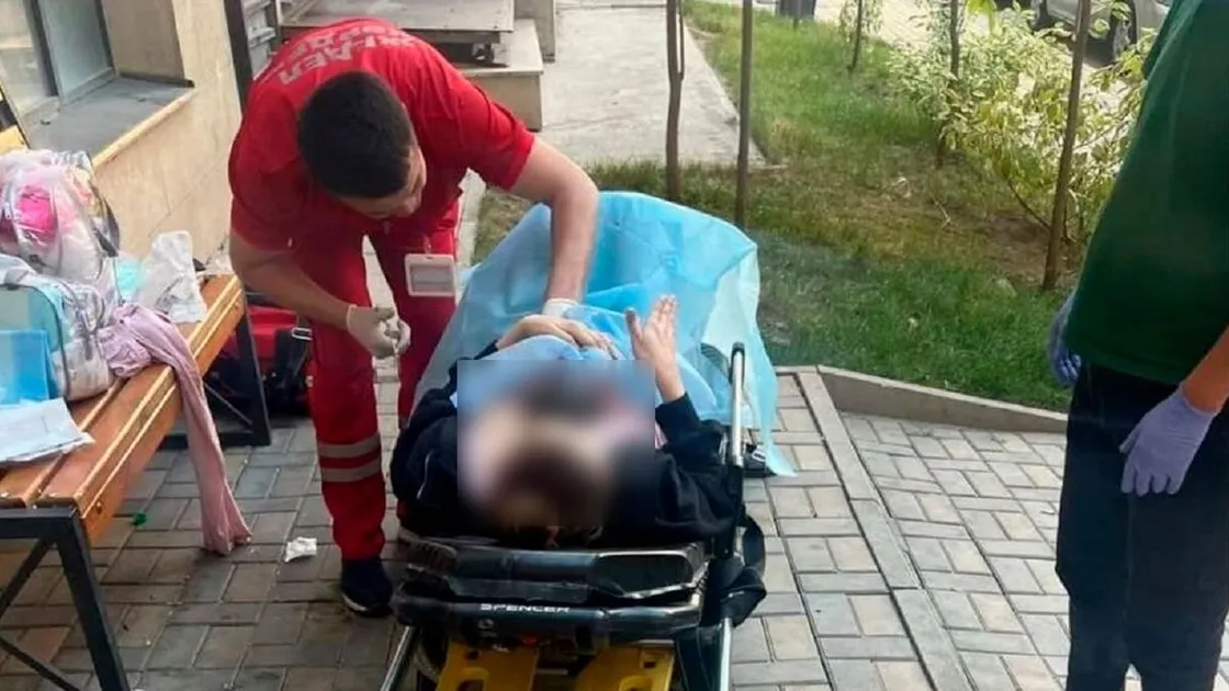 Алматыда толғағы қысқан әйел тұрғын үй кешенінің ауласында босанып қалды