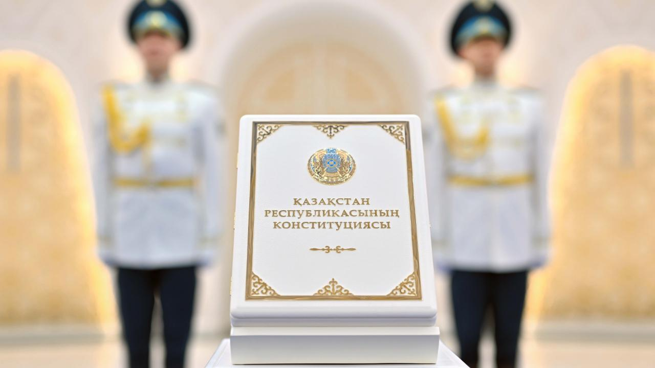 1995 жылғы Конституция күшін жойды: Қазақстанда жаңа Негізгі заң ресми түрде қолданысқа енді