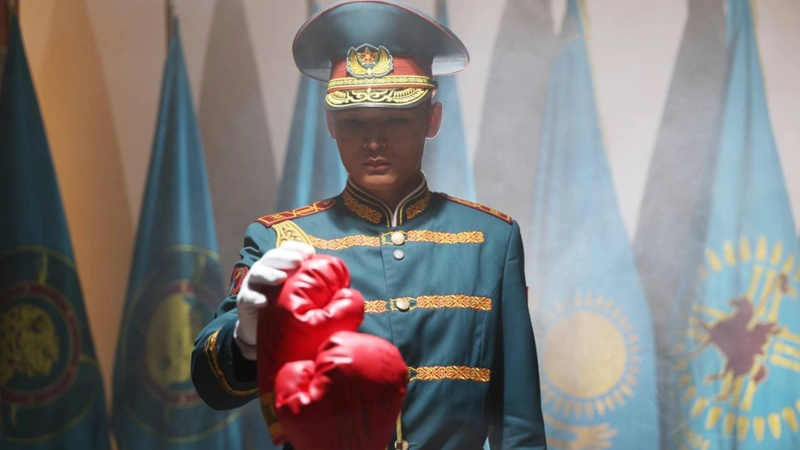 Геннадий Головкин Ұлттық ұлан музейіне бокс қолғабын табыстады