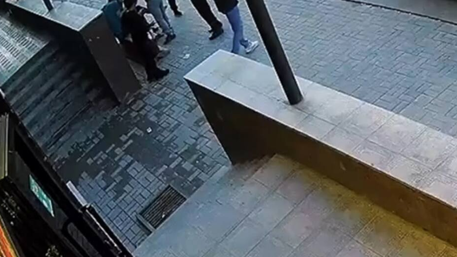 Жителя Актобе удерживали в машине и избивали, требуя переписать авто