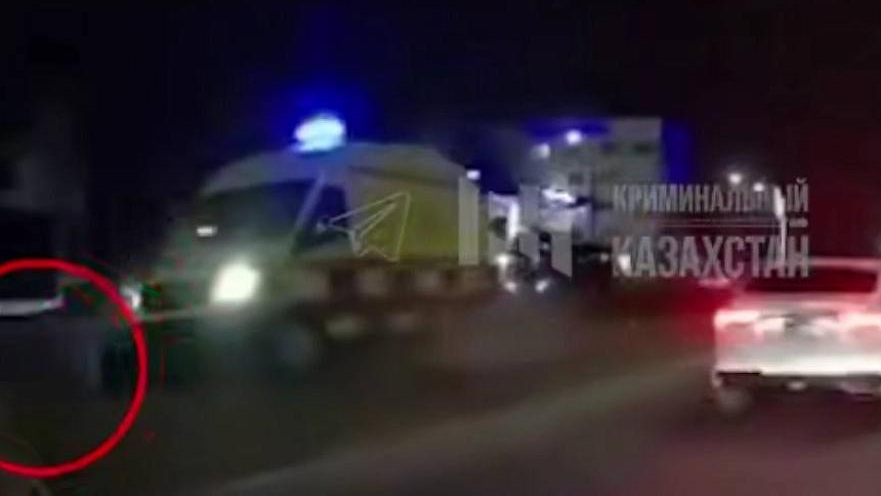 Жедел жәрдеммен соқтығысқан мопедші: Алматыдағы қайғылы оқиғаның мән-жайы (ВИДЕО)