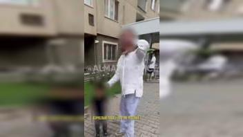 Ойынның соңы оқыс оқиғаға ұласты: Алматыда ер адам кішкентай баланы сабап тастады (ВИДЕО)